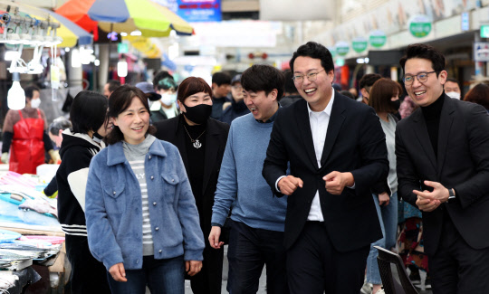 지난 3월5일 이준석 국민의힘 전 당대표가 3·8 전당대회 선거운동 일환으로 경남 창원시 마산합포구 마산어시장을 찾아 같은 당 '천아용인(천하람 당대표 후보, 허은아·김용태 최고위원 후보, 이기인 청년최고위원 후보)' 지지를 호소하고 있다. 사진은 이 전 대표, 천 후보, 이 후보.<연합뉴스>